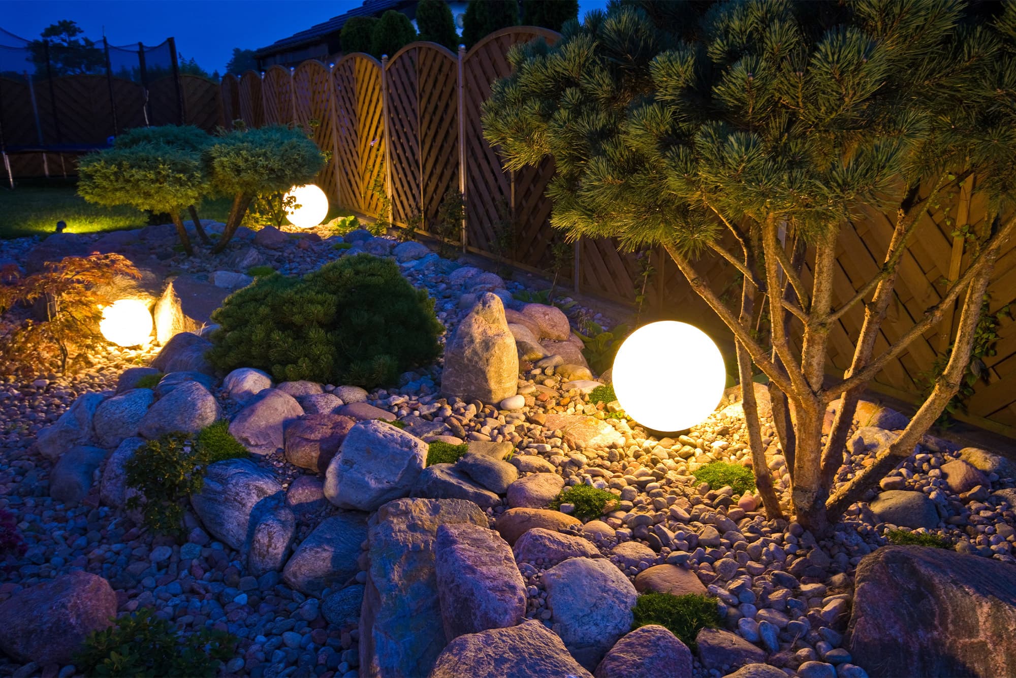 Garten in der Nacht mit Beleuchtungselementen